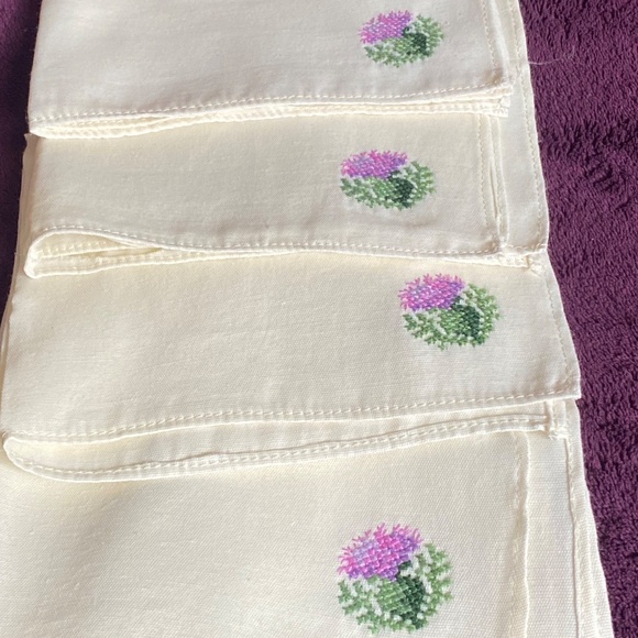 Vintage linen hand embroidered Scottish thistles linens. Set of 4 - Picture 15 of 16